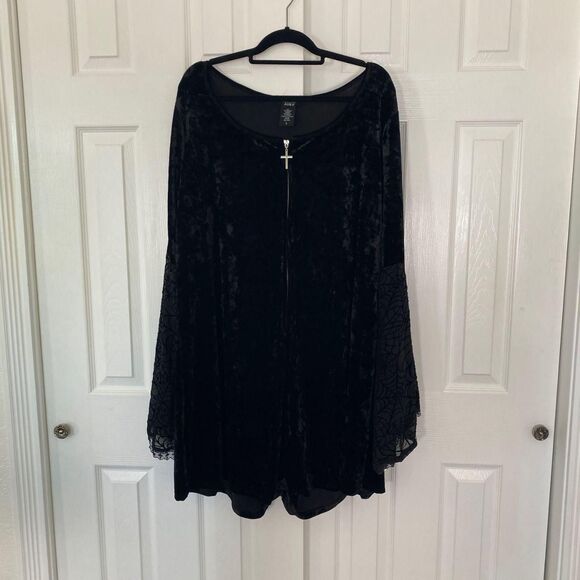 Plus Size Cosmic Aura Witchy Goth Bat Sleeve Black Velvet Gothic Short Romper 26 - Picture 5 of 7